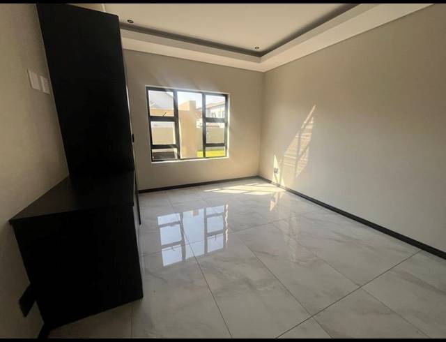 5 BEDROOM HOUSE FOR SALE IN SIX FOUNTAINS RESIDENTIAL ESTATE